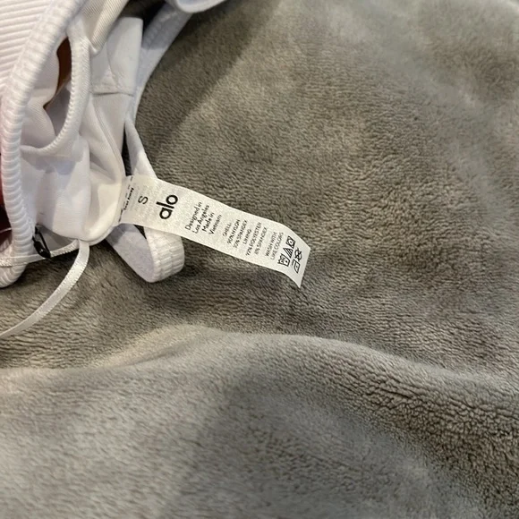 Alo yoga top - Picture 4 of 4